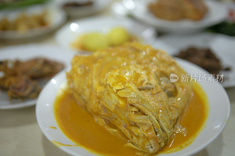 Gulai Kepala Kakap，鲷鱼咖喱头，巴东，西苏门答腊岛，印度尼西亚的传统食物